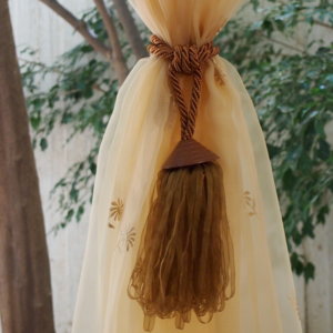 κουρτίνα διάφανη με κέντημα λουλούδι ώχρα και διαστάσεις 1,35 χ 2,38 ύψος