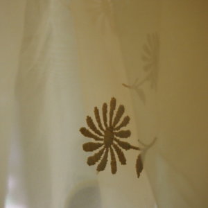 κουρτίνα διάφανη με κέντημα λουλούδι ώχρα και διαστάσεις 1,35 χ 2,38 ύψος