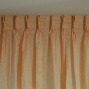 κουρτίνα κοντή σομόν με αμερικάνικη ραφή και διαστάσεις 1,80 χ 1,60 ύψος