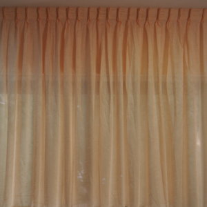 κουρτίνα κοντή σομόν με αμερικάνικη ραφή και διαστάσεις 1,80 χ 1,60 ύψος