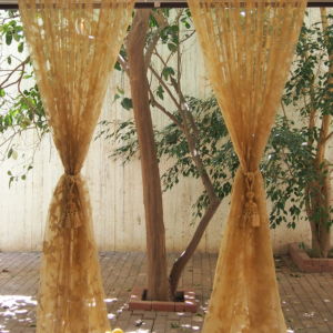 κουρτινα χρυσή δαντελα με πον πον στην ραφή και διαστάσεις 0,95 χ 3,15 ύψος