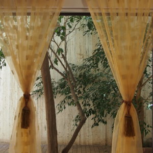 κουρτίνα διάφανη οργάντζα χρυσή με μικρό σχέδιο και διαστάσεις 1,00 χ 2,48 ύψος