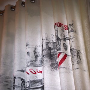 κουρτίνα με τρούκς και ύφασμα καραβόπανο , με σκίτσο αυτοκίνητο αντίκα σε ασπρο, μαύρο , κόκκινο