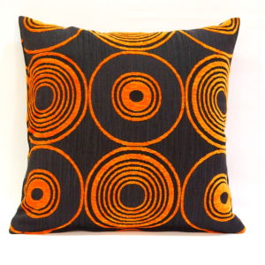 μαξιλαροθήκη με πορτοκαλί κύκλους 45 χ 45