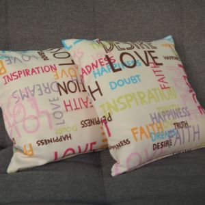 μαξιλαροθήκη με πολύχρωμα γράμματα 38 χ 38