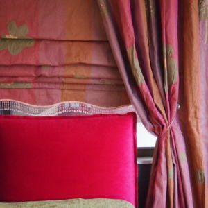 ρόμαν ταφτάς φούξια με λουλούδι λαδί και διαστάσεις 1,30 χ 2,62 με κρυσταλλο στην κάτω μεριά