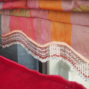 ρόμαν ταφτάς φούξια με λουλούδι λαδί και διαστάσεις 1,30 χ 2,62 με κρυσταλλο στην κάτω μεριά