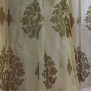 κουρτίνα ραμμένη με σχέδιο damask λαδί σε διαστάσεις 1,90 χ 2,48 ύψος