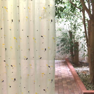 κουρτίνα γάζα λευκή με γεωμετρικά σχέδια και διάσταση : 1,60 χ 2,80 ύψος