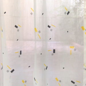 κουρτίνα γάζα λευκή με γεωμετρικά σχέδια και διάσταση : 1,60 χ 2,80 ύψος