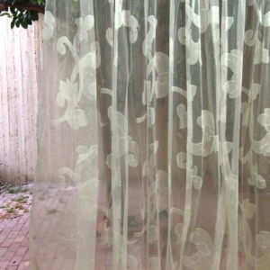 κουρτίνα λευκή, ημιδιάφανη, ανάγλυφη 1,25 χ 3.35 ύψος