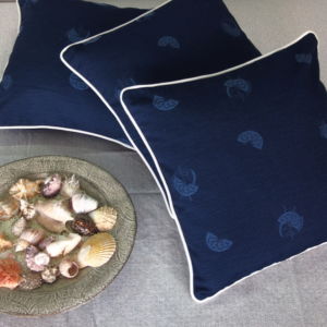 μαξιλαροθήκη μπλε με κοχύλια και λευκό ρέλι 45 χ 45