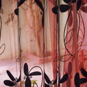 κουρτίνα κόκκινη διάφανη με μαύρο λουλούδι και διάσταση 1,60 χ 2,78