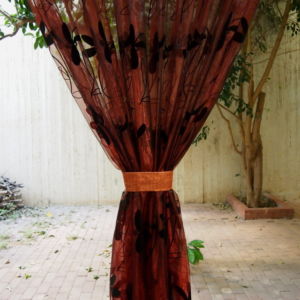 κουρτίνα κόκκινη διάφανη με μαύρο λουλούδι και διάσταση 1,60 χ 2,78