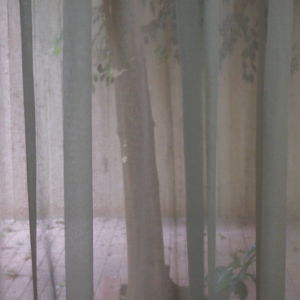 κουρτίνα ραμμένη ημιδιάφαν, γάζα γκρι με διαστάσεις 1,10 χ 2,60 ύψος