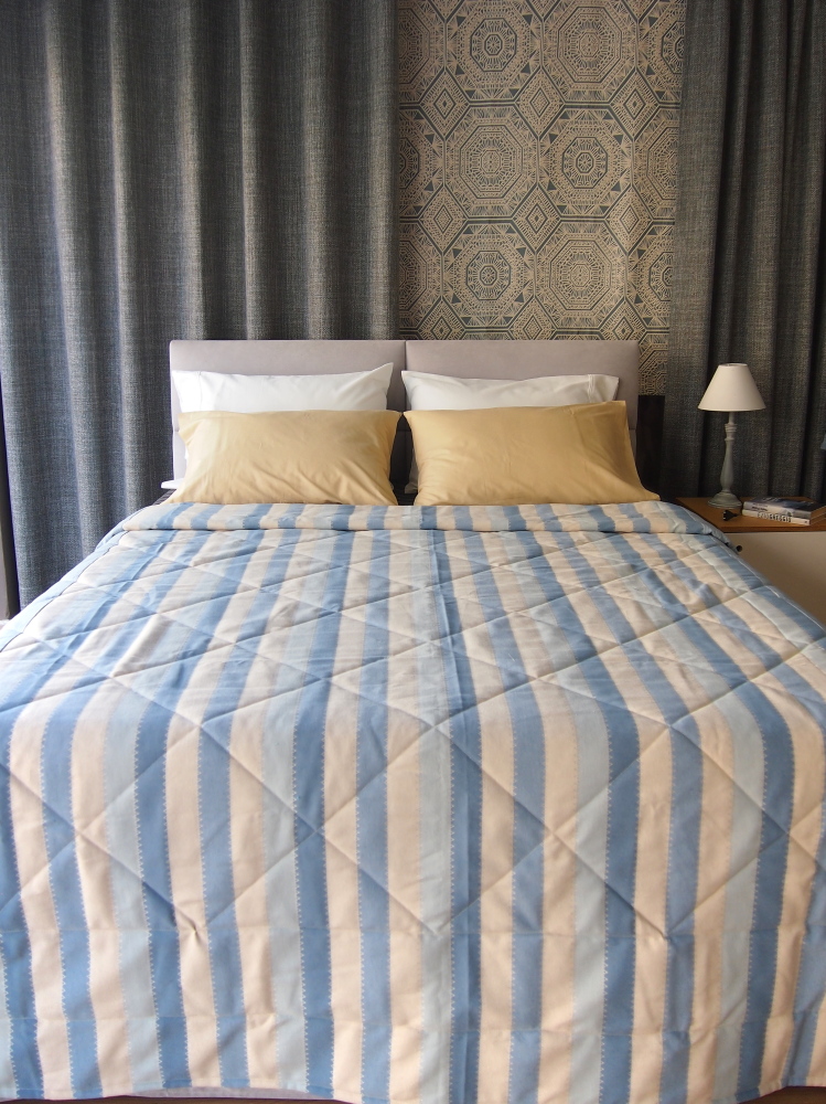 κουβερλί υπέρδιπλο ριγέ σε σιέλ τόνους.