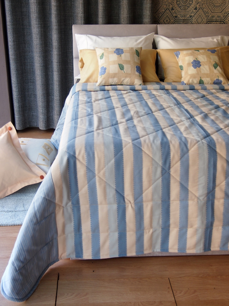 κουβερλί υπέρδιπλο ριγέ σε σιέλ τόνους.