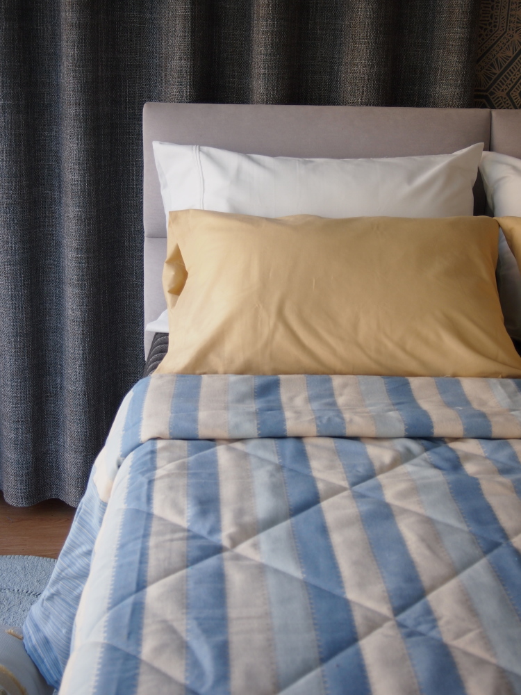 κουβερλί υπέρδιπλο ριγέ σε σιέλ τόνους.