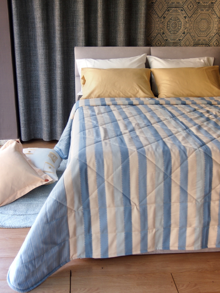 κουβερλί υπέρδιπλο ριγέ σε σιέλ τόνους.