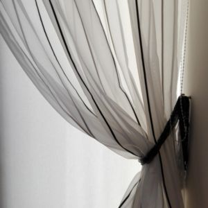 κουρτίνα ασπρόμαυρη, διάφανη, ριγέ με διαστάσεις 1,10χ2,70 ύψος