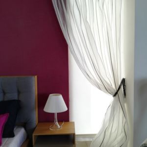 κουρτίνα ασπρόμαυρη, διάφανη, ριγέ με διαστάσεις 1,10χ2,70 ύψος