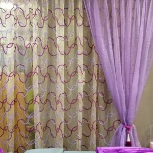 Κουρτίνα ραμμένη, οργαντζα διάφανη με μωβ λιλά σχέδια σε διαστάσεις 1,64 χ 2,62 ύψος