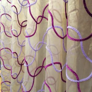 Κουρτίνα ραμμένη, οργαντζα διάφανη με μωβ λιλά σχέδια σε διαστάσεις 1,64 χ 2,62 ύψος