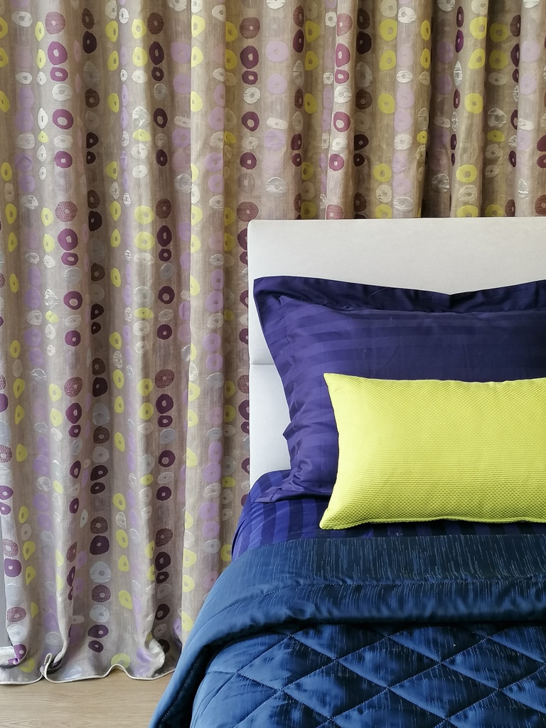 κουρτίνα πουά με μωβ και κίτρινους κύκλους σε διάσταση 2,80χ2,57 ύψος με ραφή τρουκς