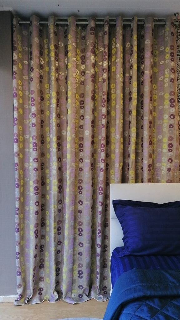 κουρτίνα πουά με μωβ και κίτρινους κύκλους σε διάσταση 2,80χ2,57 ύψος με ραφή τρουκς