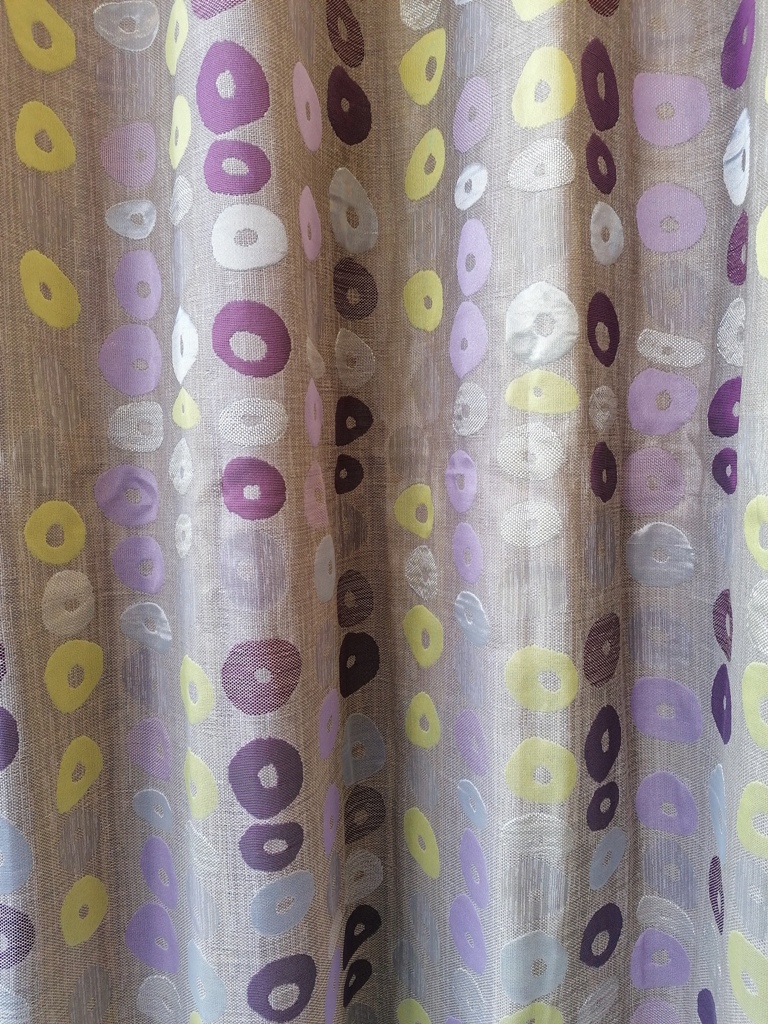 κουρτίνα πουά με μωβ και κίτρινους κύκλους σε διάσταση 2,80χ2,57 ύψος με ραφή τρουκς