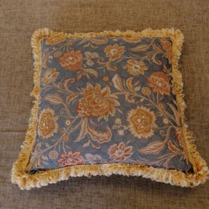 Μαξιλαροθήκη 55 χ 55 φλοράλ και τρέσσα χρυσή περιμετρικά