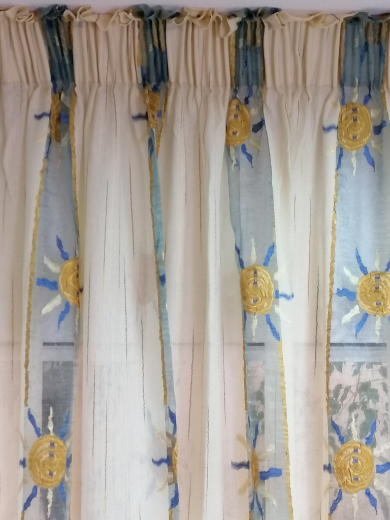 κουρτίνα ραμμένη μπεζ με ρίγες μπλε και ήλιους σε διάσταση 1,70 χ 2,20 ύψος