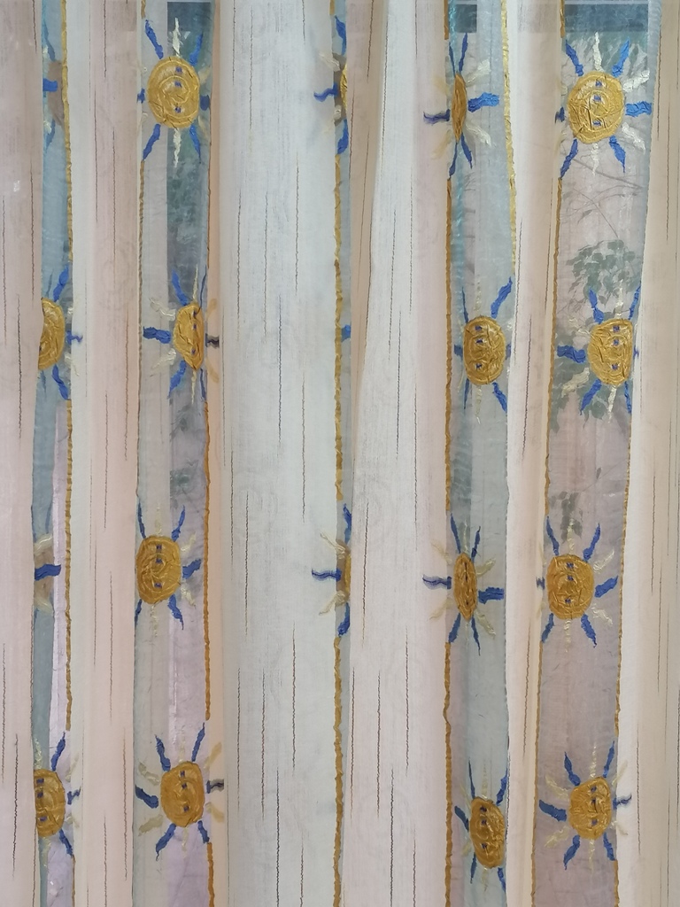 κουρτίνα ραμμένη μπεζ με ρίγες μπλε και ήλιους σε διάσταση 1,70 χ 2,20 ύψος