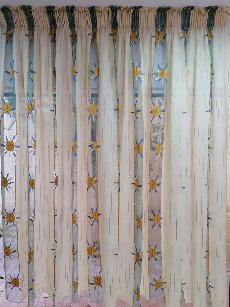 κουρτίνα ραμμένη μπεζ με ρίγες μπλε και ήλιους σε διάσταση 1,70 χ 2,20 ύψος