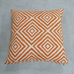 Μαξιλαροθήκη διακοσμητική με γεωμετρικό πορτοκαλί σχέδιο και διαστάσεις 40 χ 40