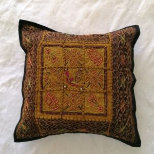 μαξλαροθήκη διακόσμησης με πράσινο φόντο και στολίδια ραμμένα σε διαστάσεις 40 χ 40