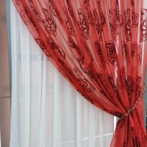 Κουρτίνα ραμμένη διάφανη με μπορντώ λαχούρι και διάσταση 1,70 χ 2,45 ύψος
