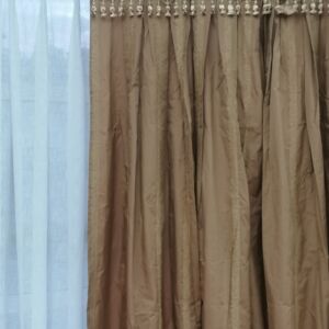 Κουρτίνα ραμμένη από ταφτά καφέ με διαστάσεις 1,10 χ 2,70 ύψος