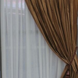 Κουρτίνα ραμμένη από ταφτά καφέ με διαστάσεις 1,10 χ 2,70 ύψος