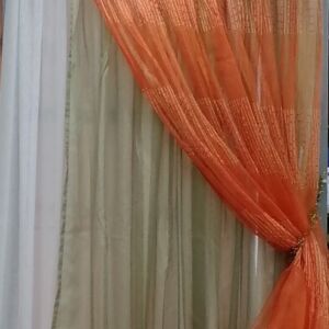 κουρτίνα ραμμένη με διπλό ύφασμα, πράσινο στην πίσω μεριά και πορτοκαλί στην μπροστά με διαστάσεις 1,30 χ 2,93 ύψος