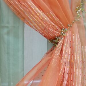 κουρτίνα ραμμένη με διπλό ύφασμα, πράσινο στην πίσω μεριά και πορτοκαλί στην μπροστά με διαστάσεις 1,30 χ 2,93 ύψος