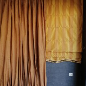 ρόμαν ραμμένο με ριγέ ταφτά χρυσσό καφέ και κρόσσια στην κάτω μεριά με διαστάσεις 1,32 χ 2,02 ύψος