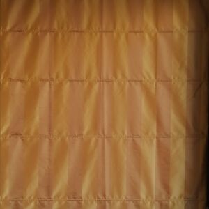 ρόμαν ραμμένο με ριγέ ταφτά χρυσσό καφέ και κρόσσια στην κάτω μεριά με διαστάσεις 1,32 χ 2,02 ύψος