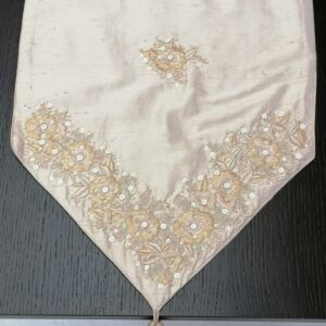 τραβέρσα μεταξωτή με κέντημα σε διαστάσεις 0,33 χ 1,50μ