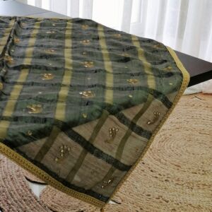 καρέ με δύο πετσετάκια μεταξωτά με στολίδια και χρώμα χακί σε διαστάσεις 85χ85 και 45χ45