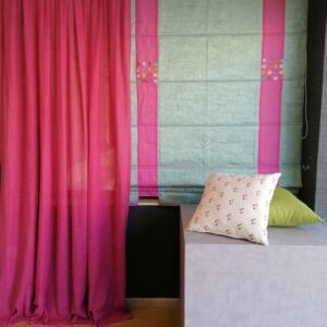 ρόμαν με τσαλακωτό ύφασμα σιέλ και 2 φάσες φούξια με λουλούδια σε διαστάσεις 1,30 χ 2,00 ύψος