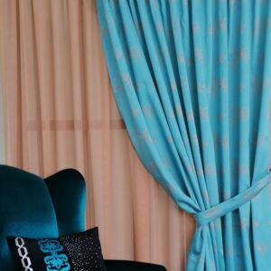 κουρτίνα ραμμένη τυρκουάζ ταφτάς, με διαστάσεις 1,30 χ 2,45 ύψος