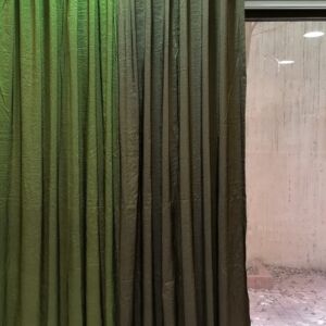 κουρτίνα μισή-μισή, πράσινο-καφέ από τσαλακωτό ταφτά σε διαστάσεις 1,20 χ 3,00 ύψος