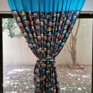 κουρτίνα παιδική με αυτοκίνητα σε γκρι φόντο με διαστάσεις 2,00χ 2,73 ύψος