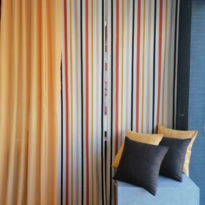 πανό ριγέ πορτοκαλί, επενδυμένο με blackout σε διαστάσεις 0,76 χ 2,46 ύψος